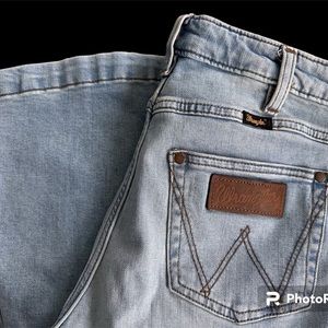 Like New Wrangler Retro High Rise Bell Bottom Flare Stretch Jeans 29x34